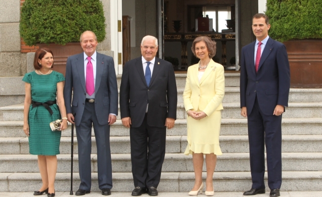 Sus Majestades los Reyes acompañados por Su Alteza Real el Príncipe de Asturias junto al Presidente de la República de Panamá y a su esposa